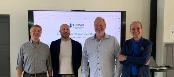 Foto di gruppo di Roberto Baldocchi (segretario Gruppo IspAC Associazione), Alberto Giuliani (Presidente Gruppo IspAC Associazione), Ole Straete (General Manager del FROSIO) e il Direttore del Corso, Antonio Barbucci.