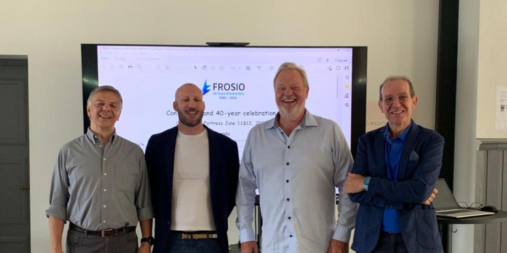 Foto di gruppo di Roberto Baldocchi (segretario Gruppo IspAC Associazione), Alberto Giuliani (Presidente Gruppo IspAC Associazione), Ole Straete (General Manager del FROSIO) e il Direttore del Corso, Antonio Barbucci.